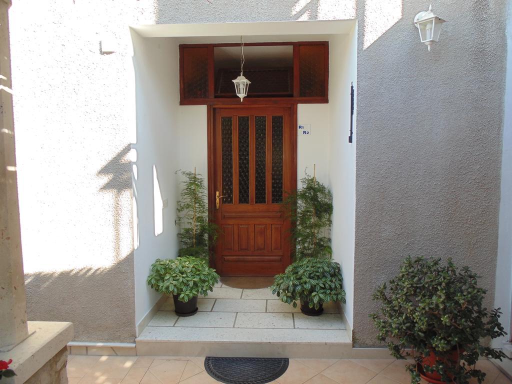 Villa Apartments Mate Cebalo ลุมบาร์ดา ภายนอก รูปภาพ