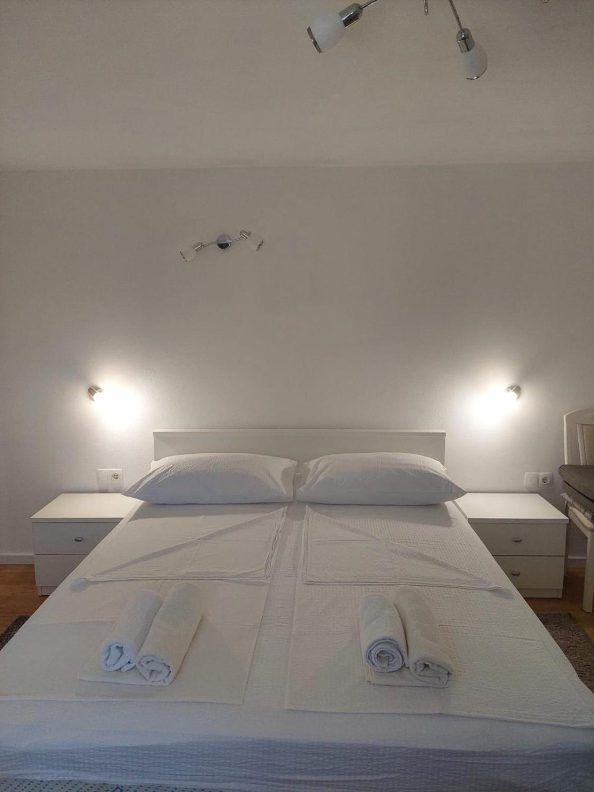 Villa Apartments Mate Cebalo ลุมบาร์ดา ภายนอก รูปภาพ